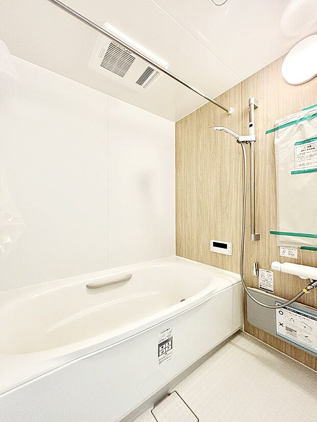 【浴室】一日の疲れを癒してくれる明るい清潔感のあるバスルーム