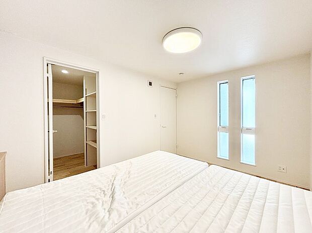 【寝室】収納が充実しているので居住スペースを広々使えます