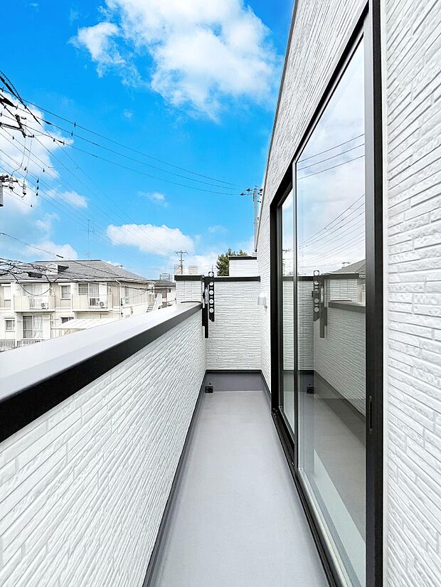 【バルコニー】暖かな陽光が降り注ぐバルコニーはお洗濯におすすめ。爽やかな風も心地よいです。