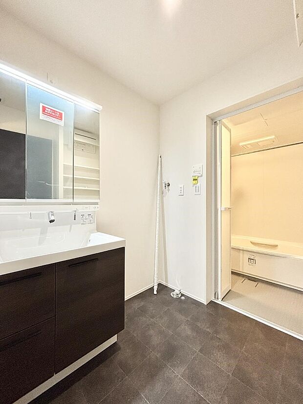 【脱衣場】清潔感のある快適空間です。毎日の身支度も気持ち良くお使い頂けます。