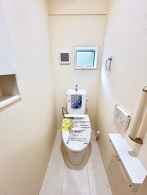 【トイレ】トイレは1階と2階それぞれに配置されていてとても便利です。 