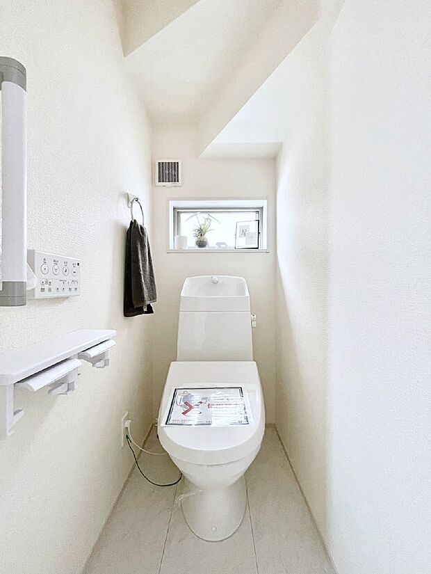 【トイレ】トイレは1階と2階それぞれに配置されていてとても便利です。