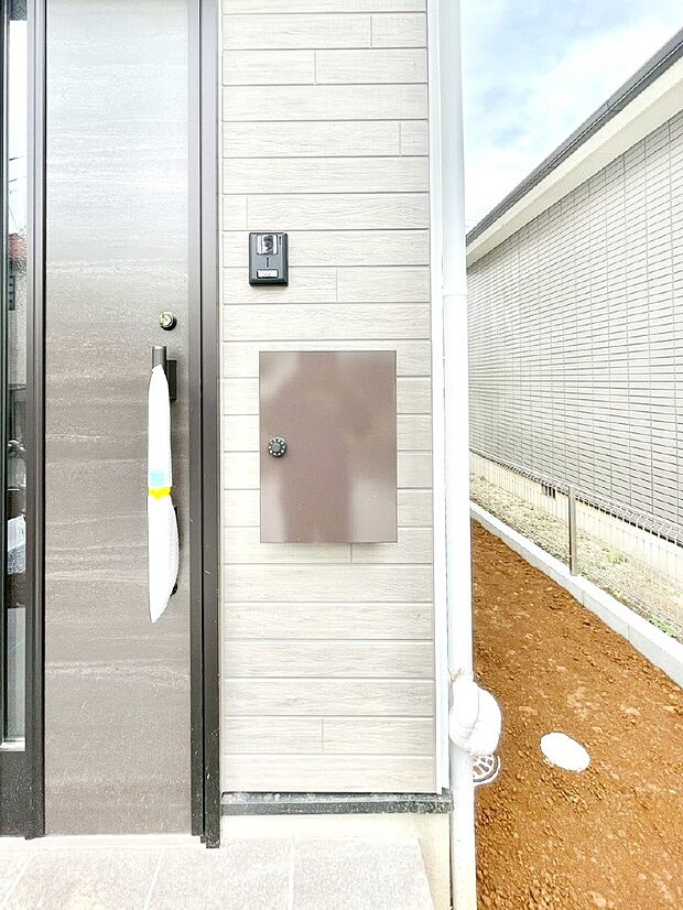 【その他現地】シンプルデザインのポスト。
