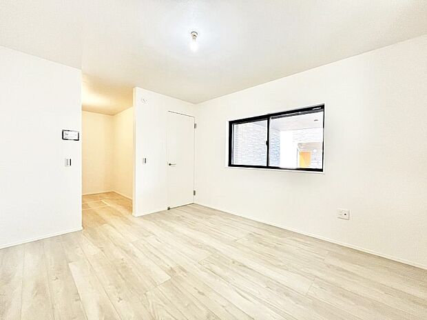 【洋室】ウォークインクローゼットがあるお部屋!季節ごとの入れ替えも不要で便利です。