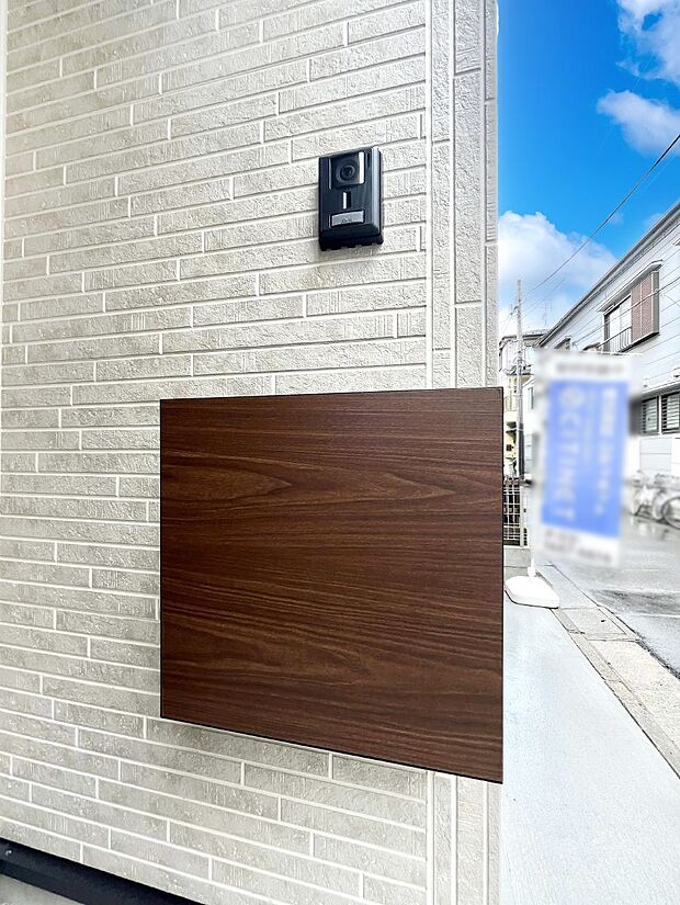 【その他現地】シンプルデザインのポスト。