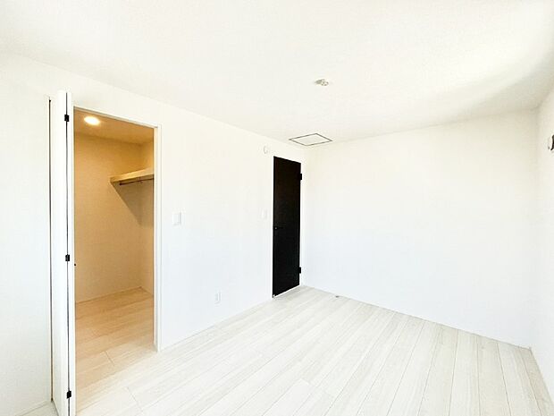 【洋室】ウォークインクローゼットがあるお部屋！季節ごとの入れ替えも不要で便利です。 