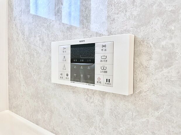【発電・温水設備(浴室給湯器パネル)】スイッチ1つで一定量の湯を浴槽に張ったり、保温や追い焚きが可能！
