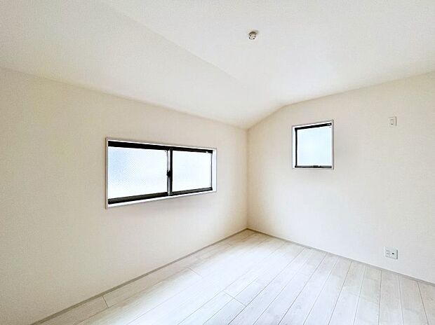 【子供部屋】ウォークインクローゼットがあるお部屋。季節ごとの入れ替えも不要で便利です。 