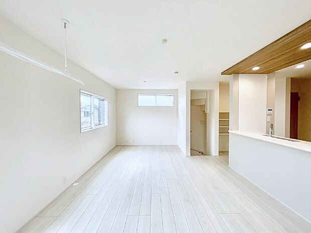 【ダイニング】日当たりの良いリビング。お気に入りのグリーンを飾れば更に心地よさがアップ!