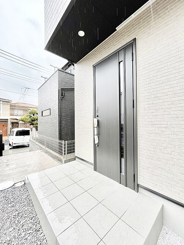 【玄関】玄関前は雨が降っても濡れにくい屋根付き
