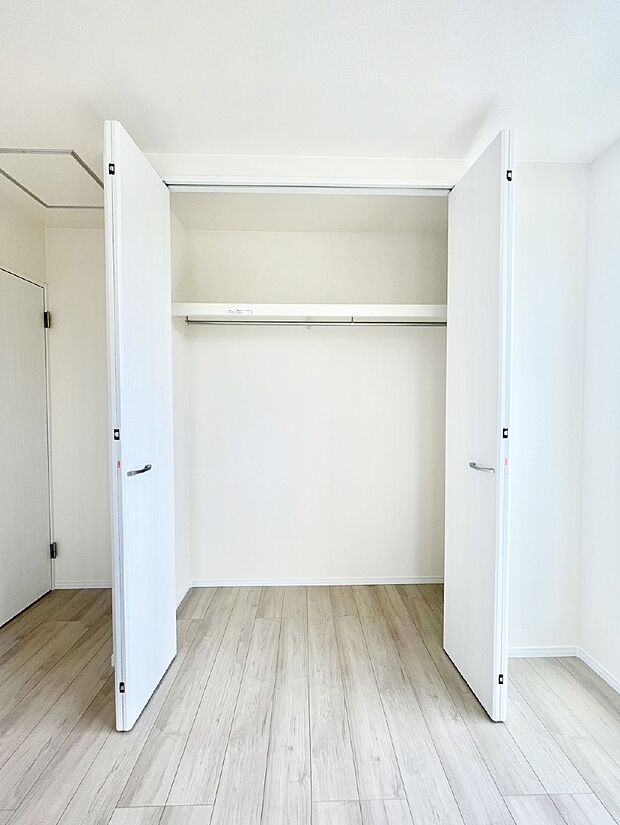 【収納】毎日着る衣類や荷物などの収納に便利なクローゼット付きです。