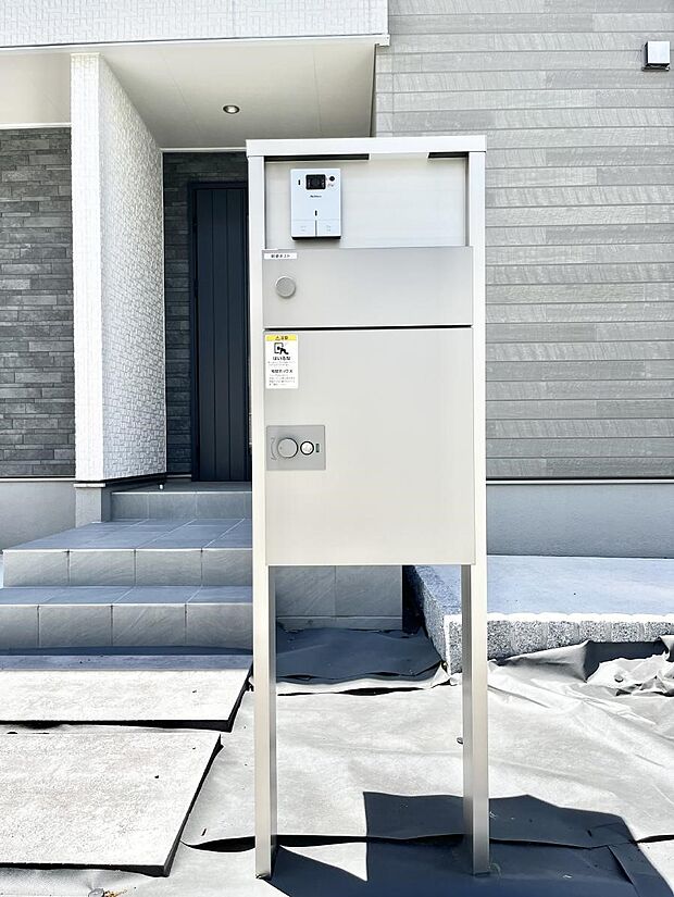 【その他現地】表札・インターホン・ポスト・宅配ＢＯＸをひとつに集約。エントランスになじむシンプルデザイン。