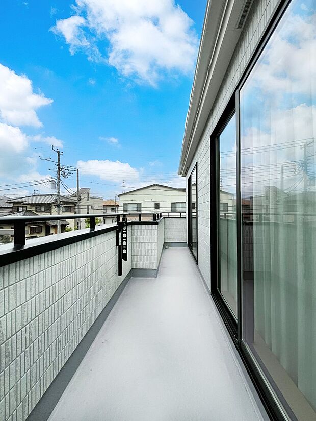 【バルコニー】暖かな陽光が降り注ぐバルコニーはお洗濯におすすめ。爽やかな風も心地よいです。