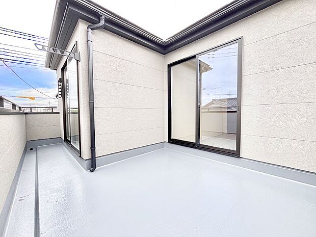 【バルコニー】２部屋にまたがる広いバルコニー。晴れた日には洗濯物も気持ちよく干せそうですね。