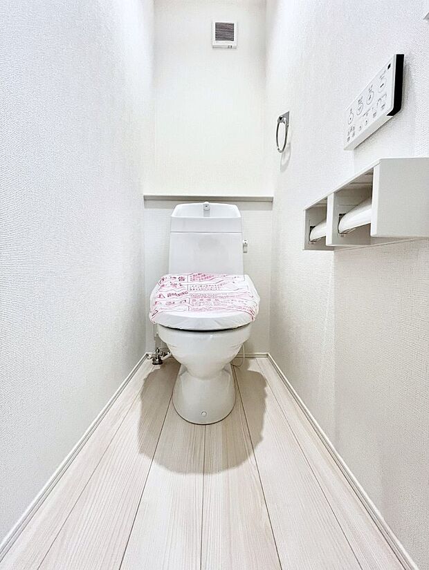 【トイレ】トイレは1階と2階それぞれに配置されていてとても便利です。 