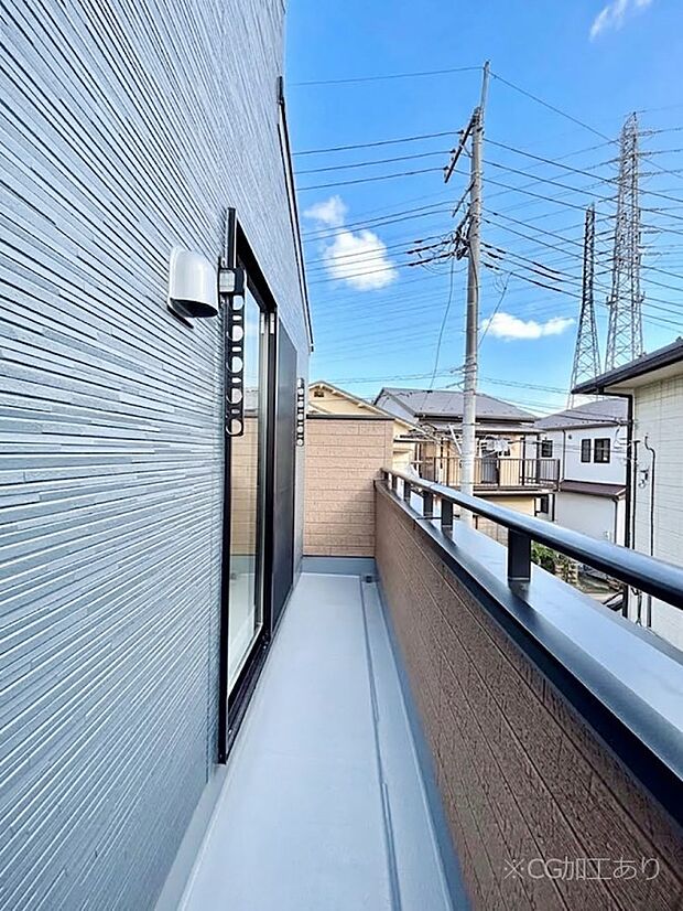【バルコニー】暖かな陽光が降り注ぐバルコニー。爽やかな風も心地よいです。