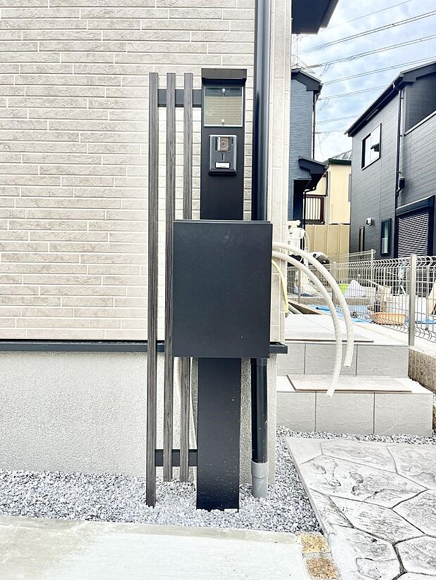 【その他現地】表札・インターホン・ポストをひとつに集約。エントランスになじむシンプルデザイン。