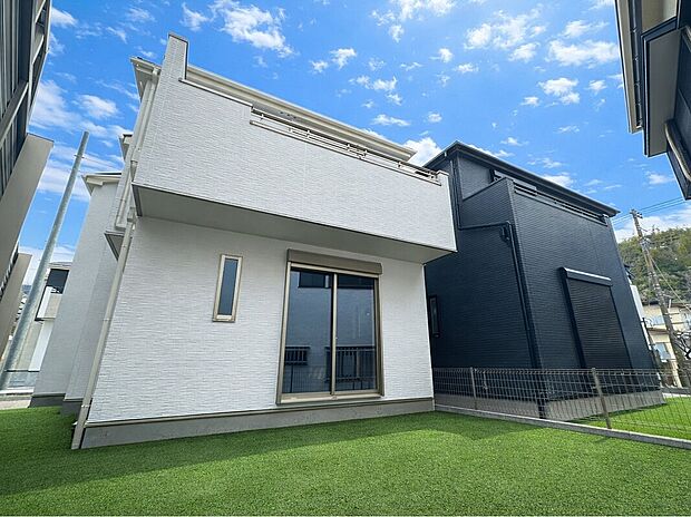 3号棟外観写真
南側のスペースから明るい陽が差し込みます♪
※本画像はCGで作成しており、実際の現地に芝は施工されておりません。
参考程度にお考え下さい。