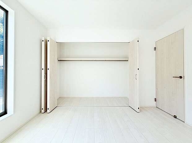 【クローゼット】壁一面に広がる大きなクローゼットは、衣類や小物をすっきり収納可能。見た目もスマートで、お部屋を広く美しく保てる便利な空間です。