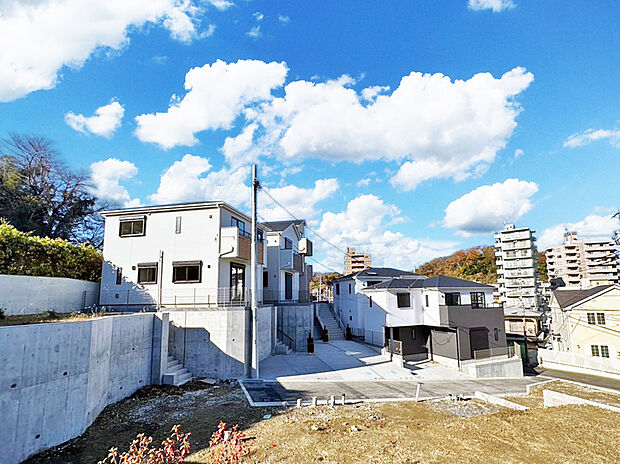 【外観】角地の解放感もあります！京急田浦駅まで徒歩約4分！