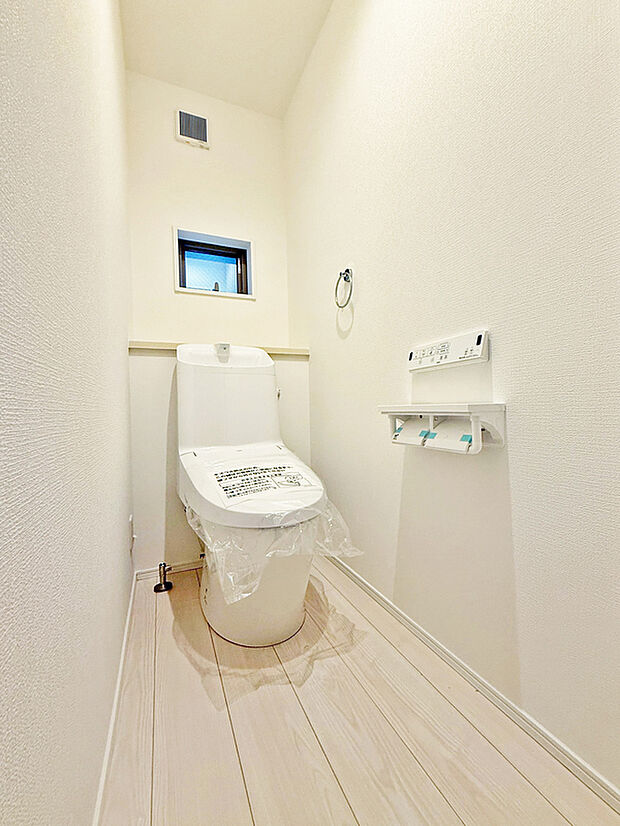 【トイレ】清潔感のあるトイレで毎日を快適に。シンプルで落ち着く空間が、暮らしに安心を添えます。