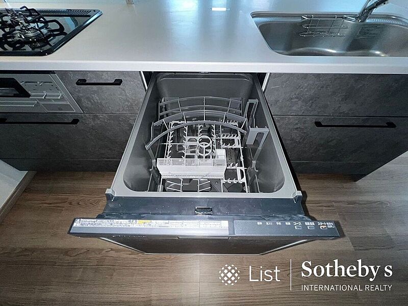 ◆家事の時短に効果大の食洗機付き。高温でパワフルに洗い、温風