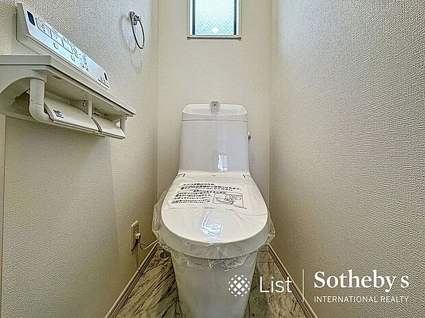 【トイレ】■レストルーム■(1号棟)いつでも快適・清潔に保てるシャワートイレ。リモコンは壁付けタイプでお掃除もラクラク♪