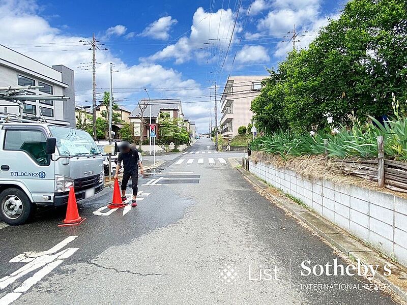 前面道路含む外観