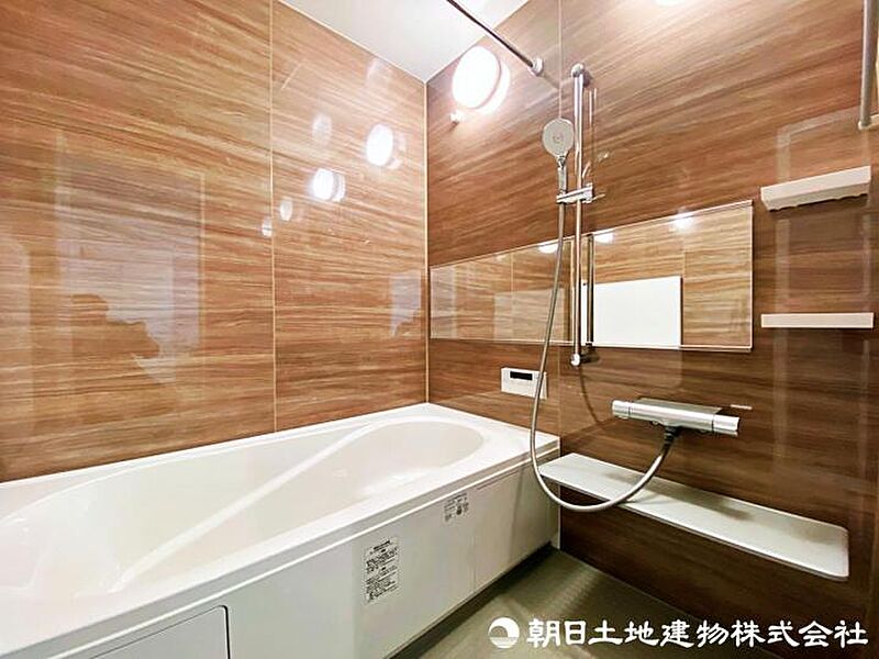 モダンな浴室が、くつろぎと清潔感を同時に提供します。
