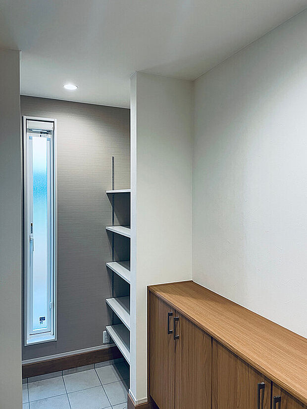 【玄関】玄関入って左にSIC、窓を設置することにより換気もでき、抜け感を演出♪