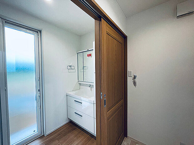 【洗面所】脱衣室と洗面所を分けた流行りの間取り!勝手口直結で使い勝手が広がります!