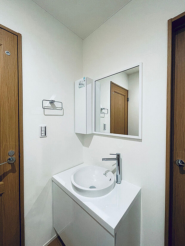 【洗面所】2階のトイレ横にもう一つの洗面所を設置。忙しい朝もこれで安心!