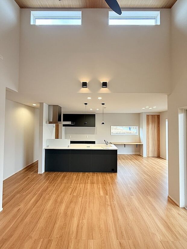 【リビング】19.75帖以上の開放感があるリビング