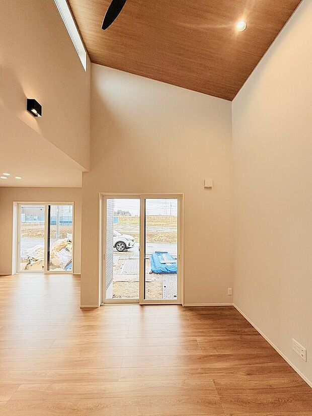 【リビング】木目の天井でおしゃれ感がアップ