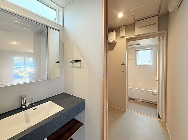 【洗面・脱衣所】洗面と脱衣所が分かれているので安心してお風呂に入れます