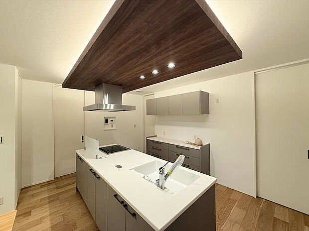 【キッチン】リビングと一体感のある開放的なアイランドキッチンで、家族との会話を楽しみながら家事ができます。