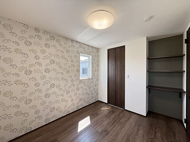 【洋室】可愛らしいクロスを採用し、クローゼットも1.5帖と収納力抜群です!