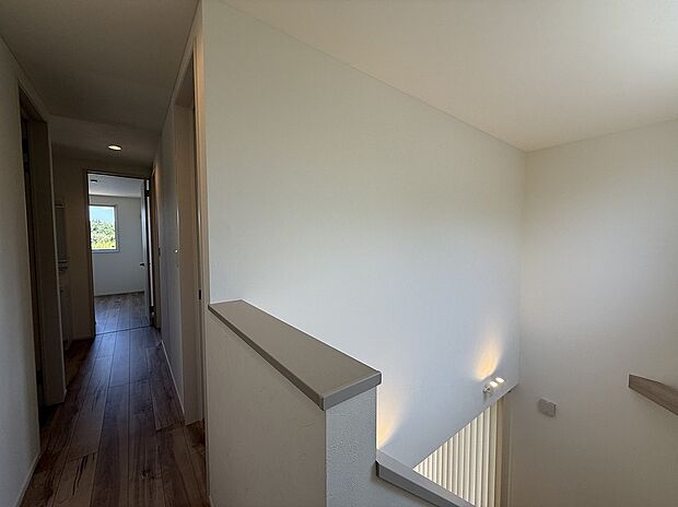 【階段】階段はリビングの吹抜けで明るい雰囲気になります！