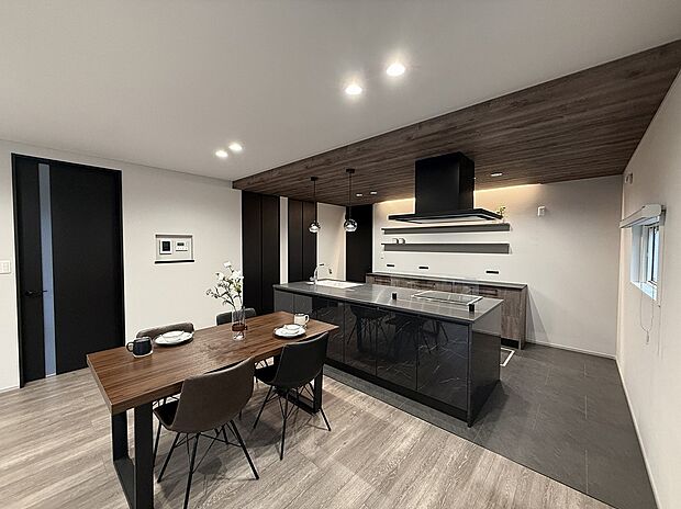 【リビング】背面収納もあり使い勝手のよいアイランドキッチンは存在感があります！