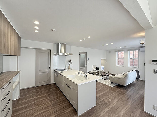 【キッチン】フラットキッチンを採用しておりますので開放感のあるキッチンです!