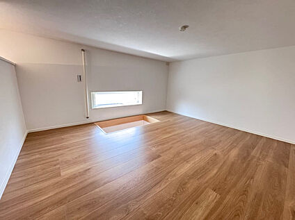 光が差し込む6帖分の小屋裏収納