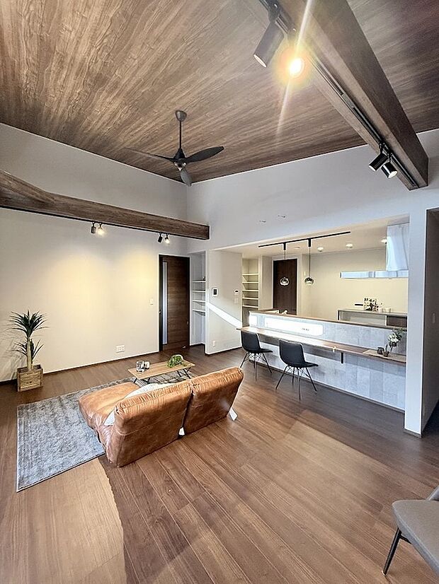 【リビング】リビングは平屋ならではの勾配天井で開放感抜群！天井の木目が上質な空間を演出します。