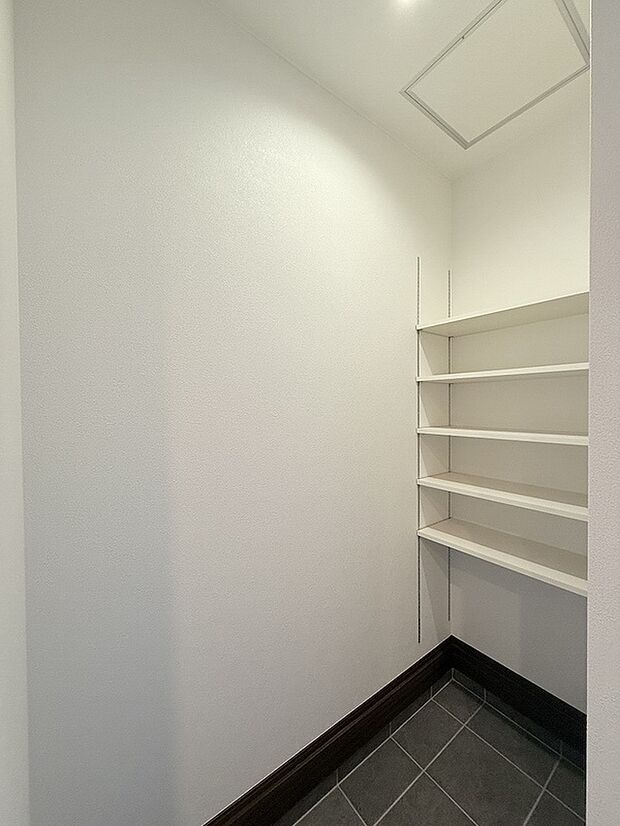 【玄関】玄関にはシューズボックスに加え、土間仕様のSIC。可動棚付きで収納力も抜群です！