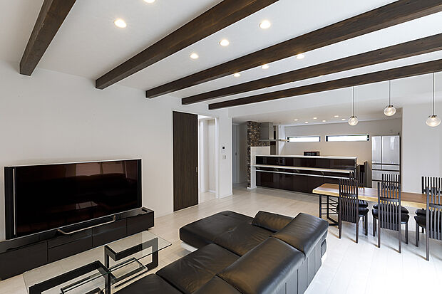 【当社施工例【リビングダイニング】】ダークブラウンとホワイトでシックにまとめた大人で素敵なモダンハウス♪当社は自由設計でお客様の理想の住まいを実現するお手伝いをさせていただきます♪