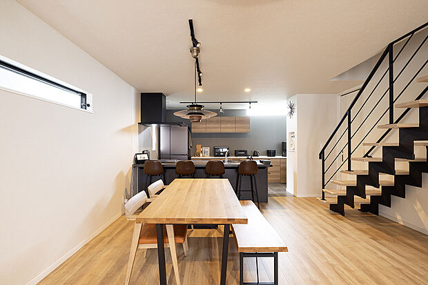 【当社施工例【カウンター】】ダイニングでは家族でわきあいあい。カウンターでは夫婦でしっぽりと。使い分けて食事を楽しめるのが良し◎