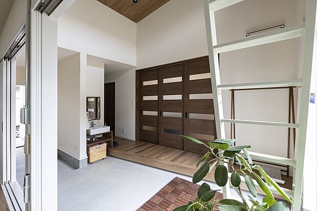 【■土間】広々した土間スペース♪洗面設置で帰宅後すぐ手を洗う習慣がつけることができるので、お子様がいるご家庭に是非おすすめしたい設計です♪