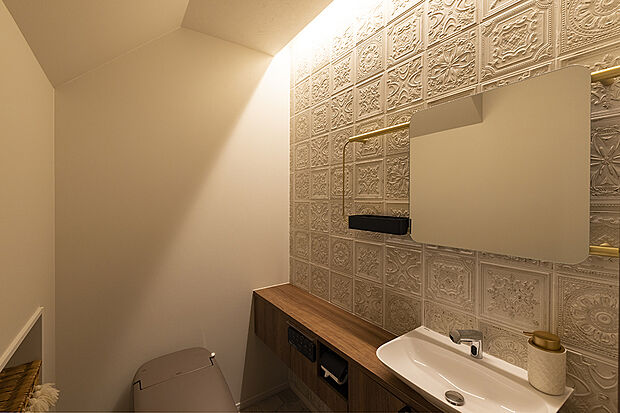 【■トイレ】タイル張りで高級感溢れるトイレ◎水廻りは華やかにして運気を溜めるのはいかが♪