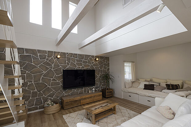 【当社施工例【吹抜けリビングルーム】】吹抜けで明るいリビング♪家族団欒で思いっきりまったりできる空間に仕上がりました。当社は思わず帰ってきたくなるような、、そんなお家造りのサポートをさせていただきます!