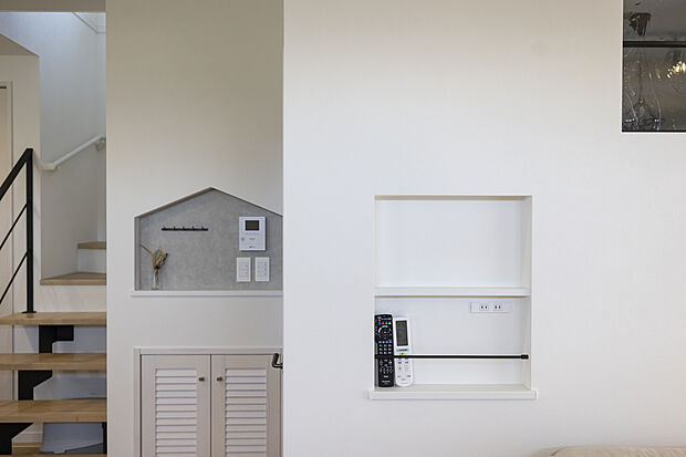 【■ニッチ】ニッチの形も多種多様!スイッチだけでなくリモコンやティッシュ、眼鏡なども置いていただける仕様もございます!