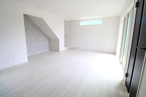 広々とした開放感あふれるリビングです。ゆったり寛げる広さがございますので、ご家族でインテリアのレイアウトを考えるのも楽しみになりそうです。※家具をCGで加工しています。